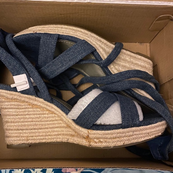 Stylish Shoes - Picture 1 of 8